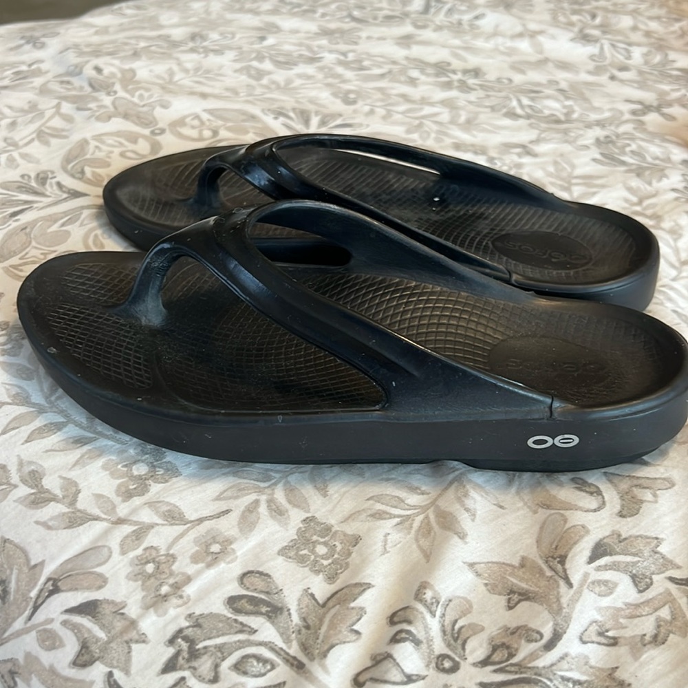 OOFOS flip flops. Black, women’s 9, used. Smoke free home.